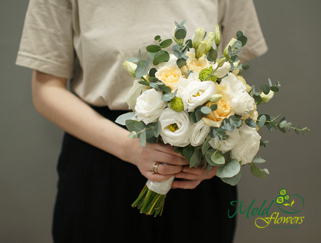 Букет невесты из кремовых роз и белой эустомы Фото